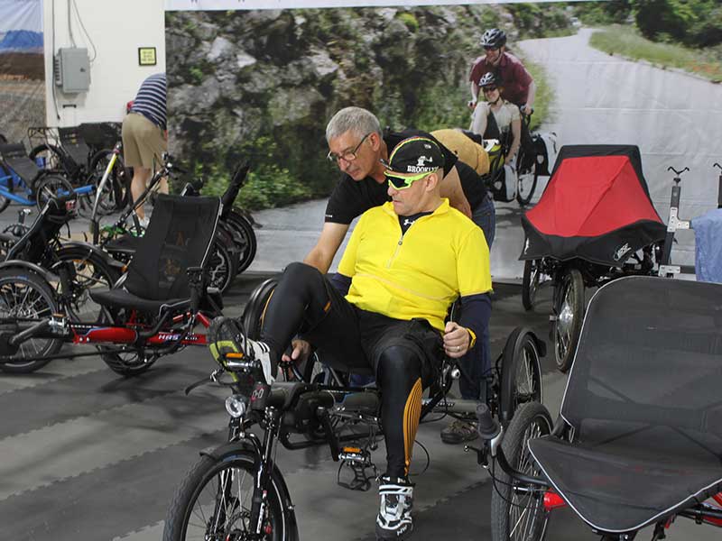 David Black of Hase Bikes USA shows a Cycle Con attendee the features of the Hase Kettwiesel EVO STEPS recumbent trike