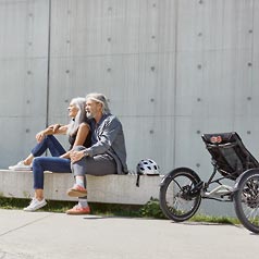 Couple taking a rest posing with the Kettwiesel EVO STEPS recumbent trike