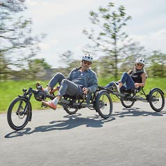Couple riding two KETTWIESEL EVO STEPS in tandem