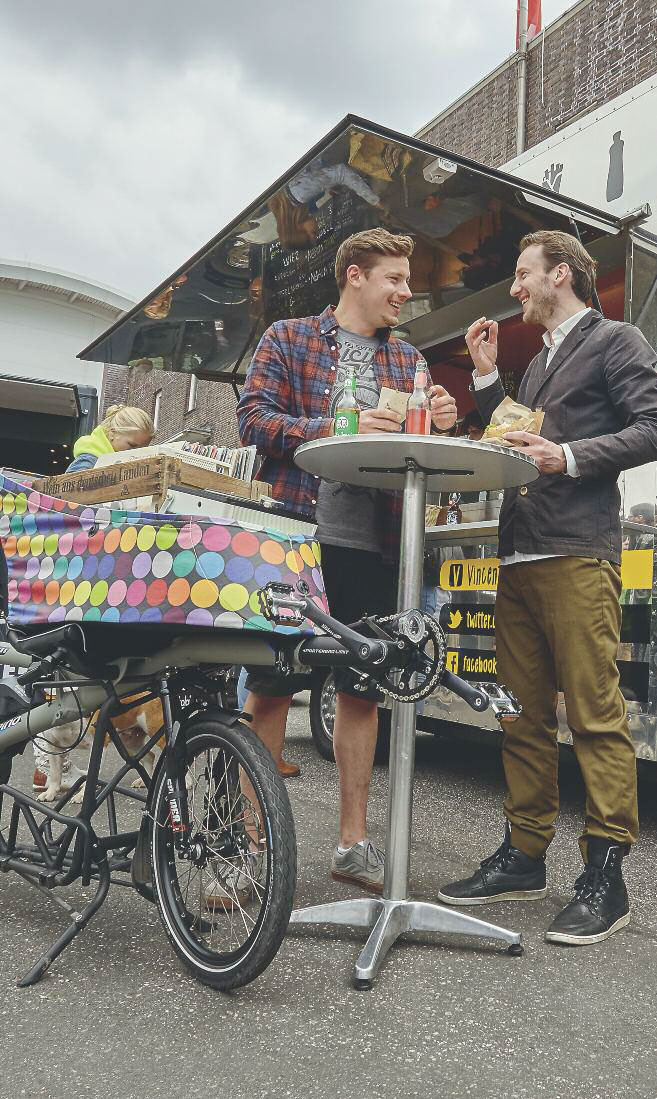 Men enjoying a market with the HASE PINO cargo bike