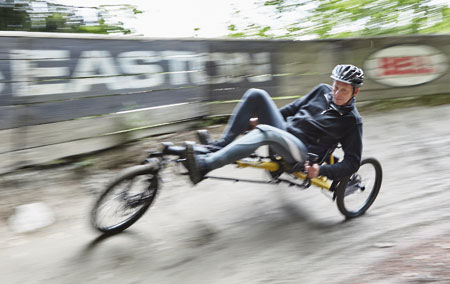 Gunther riding a Kettwiesel Kross recumbent trike through a turn